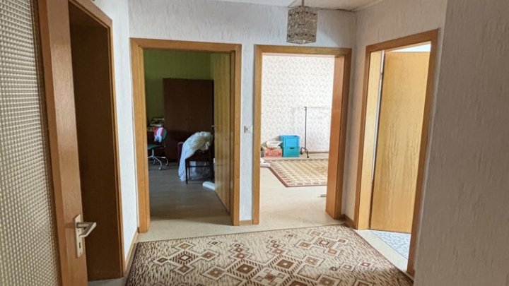Großzügiges Einfamilienhaus mit Garage und kleinem Garten