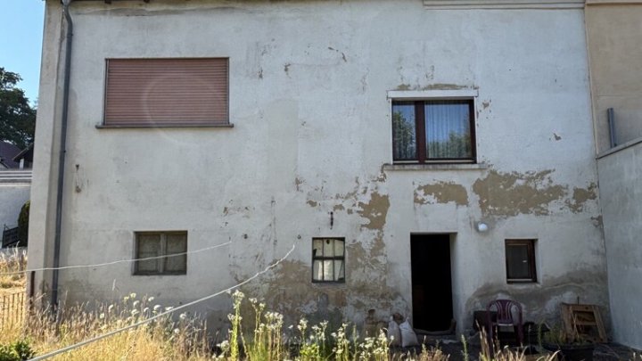 Großzügiges Einfamilienhaus mit Garage und kleinem Garten