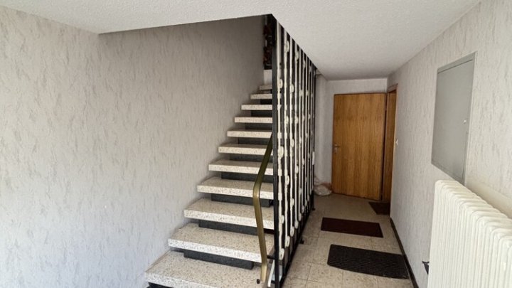 Großzügiges Einfamilienhaus mit Garage und kleinem Garten