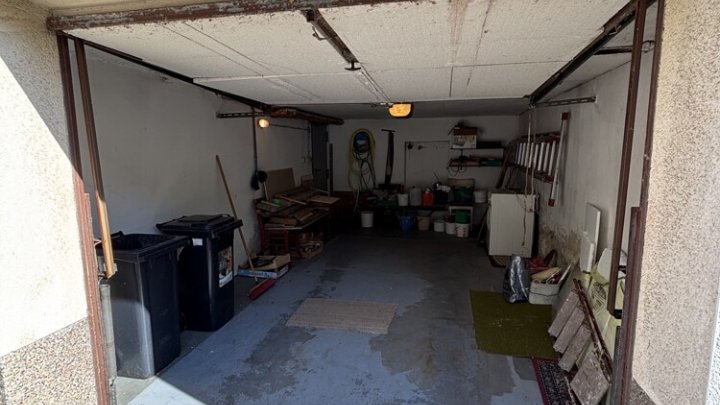 Großzügiges Einfamilienhaus mit Garage und kleinem Garten