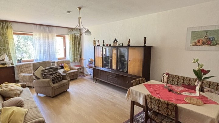 Großzügiges Einfamilienhaus mit Garage und kleinem Garten