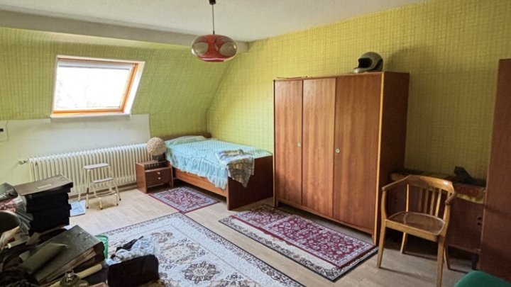 Großzügiges Einfamilienhaus mit Garage und kleinem Garten