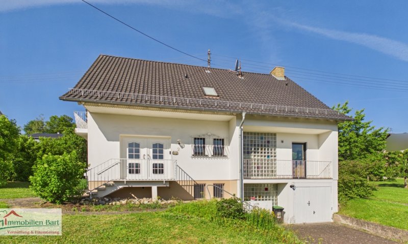 SONNIGE UND RUHIGE LAGE IN FREMERSDORF:

4 SCHLAFZIMMER /  2 BALKONE / GARTEN /  TERRASSE / GARAGE