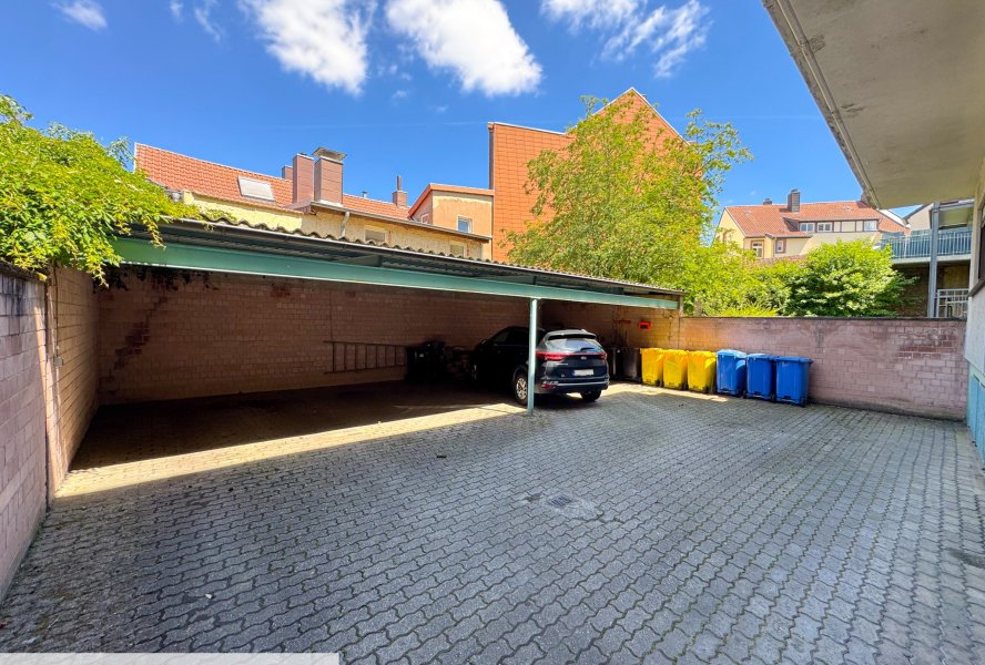 Carport im Hinterhof