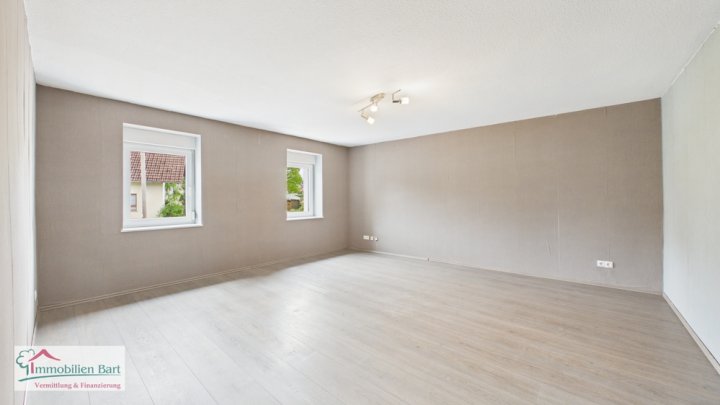 SOFORT VERFÜGBAR:

90 M2 WOHNUNG / 2 KFZ-STELLPLÄTZE UND BALKON!