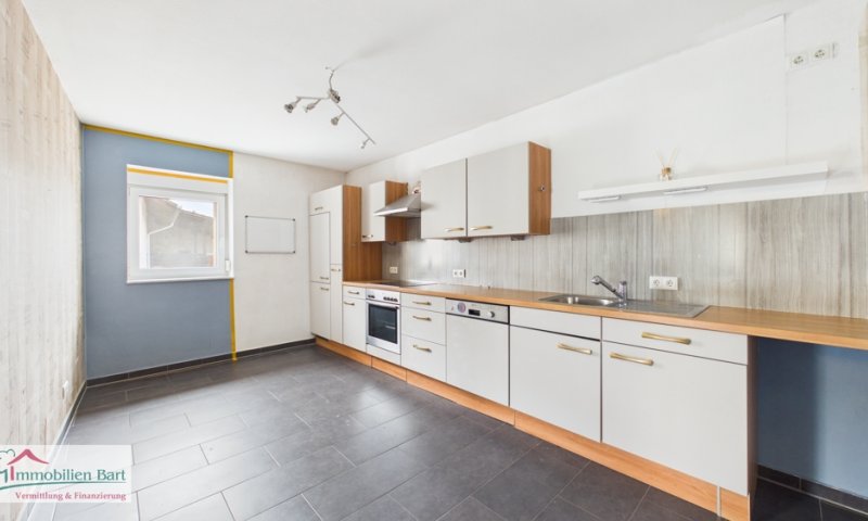 SOFORT VERFÜGBAR:

90 M2 WOHNUNG / 2 KFZ-STELLPLÄTZE UND BALKON!