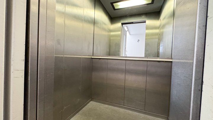 Schönes 1. Zimmer Apartment SB Innenstadt mit großzügiger Belichtung/Aufzug