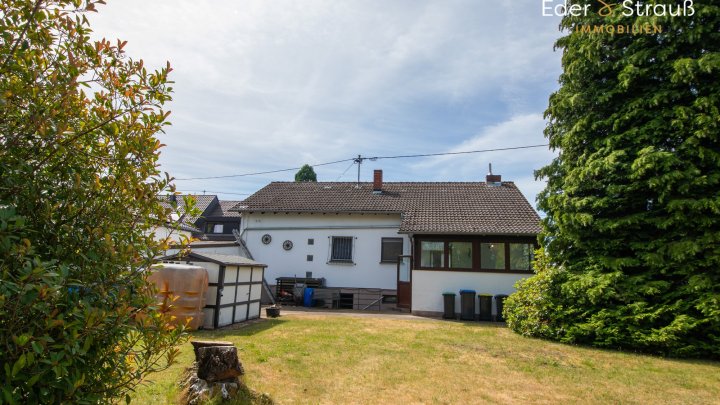 Familienglück auf einer Ebene | Freistehender Bungalow mit großem Garten