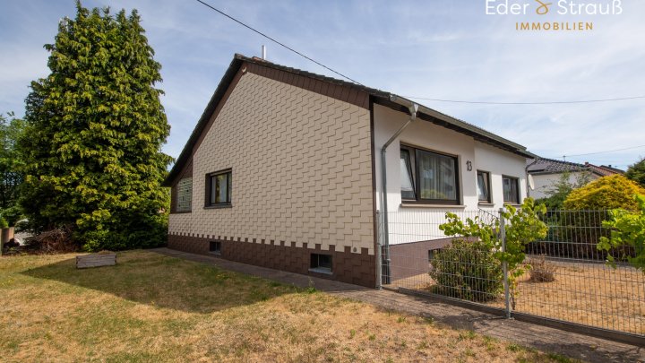 Familienglück auf einer Ebene | Freistehender Bungalow mit großem Garten