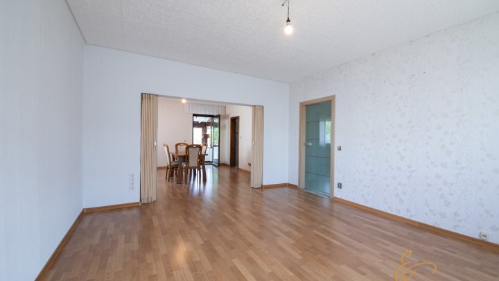 Familienglück auf einer Ebene | Freistehender Bungalow mit großem Garten