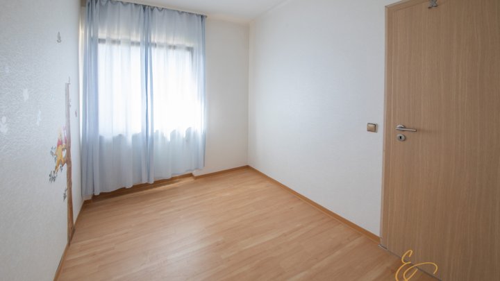 Familienglück auf einer Ebene | Freistehender Bungalow mit großem Garten