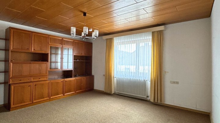 2-3 Familienhaus mit Einfahrt und Garagen in guter Lage von Fechingen