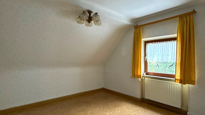 2-3 Familienhaus mit Einfahrt und Garagen in guter Lage von Fechingen