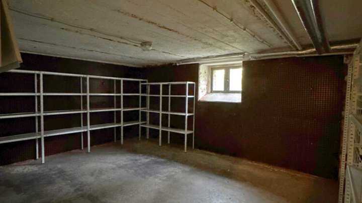 2-3 Familienhaus mit Einfahrt und Garagen in guter Lage von Fechingen