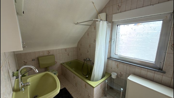 FREIRAUM — Zweifamilienhaus mit zwei Einheiten und großem Garten in Beckingen