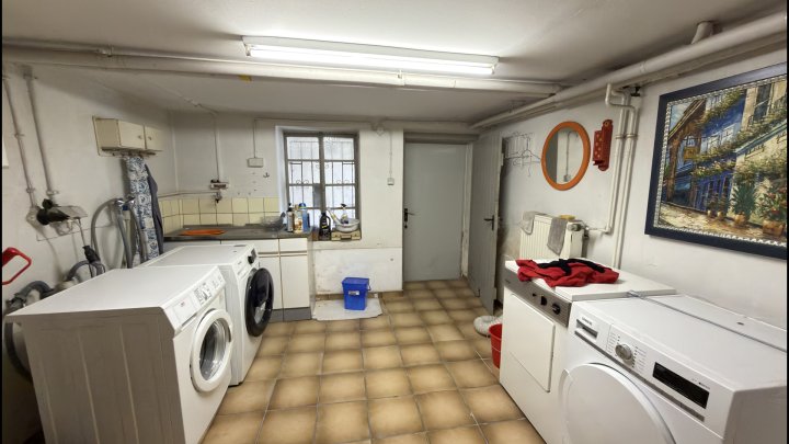 FREIRAUM — Zweifamilienhaus mit zwei Einheiten und großem Garten in Beckingen