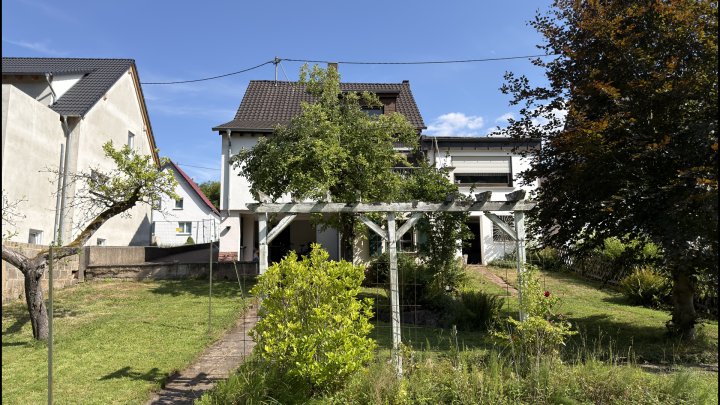 FREIRAUM — Zweifamilienhaus mit zwei Einheiten und großem Garten in Beckingen
