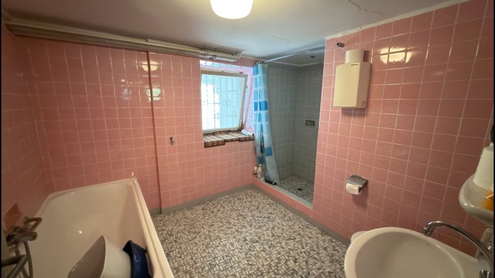 FREIRAUM — Zweifamilienhaus mit zwei Einheiten und großem Garten in Beckingen