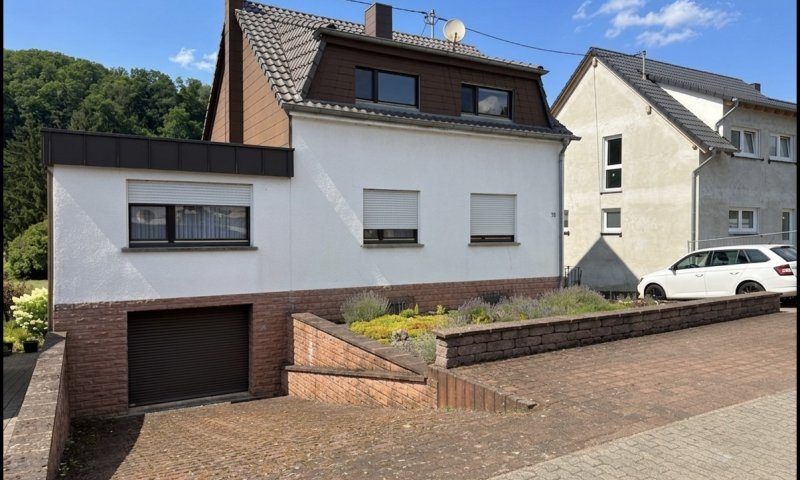FREIRAUM — Zweifamilienhaus mit zwei Einheiten und großem Garten in Beckingen