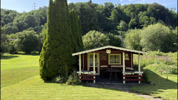 FREIRAUM — Zweifamilienhaus mit zwei Einheiten und großem Garten in Beckingen