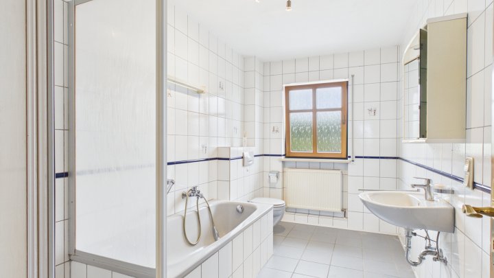 Großzügige Eigentumswohnung mit Balkon, Gartenmitbenutzung und zwei Stellplätzen in Püttlingen