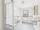 Badezimmer mit Dusche und Badewanne