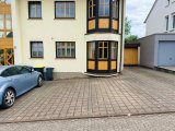 zwei Stellplätze direkt vor dem Gebäude