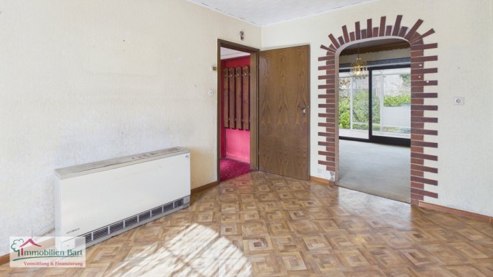 SOFORT VERFÜGBAR:

WOHNHAUS IN ORSCHOLZ MIT 3 SCHLAFZIMMERN UND WINTERGARTEN SOWIE GARTEN