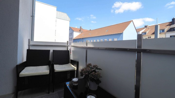 IM STADTZENTRUM - 2-ZKB Wohnung im 1.OG mit Balkon/Fahrstuhl/Einbauküche in ZW