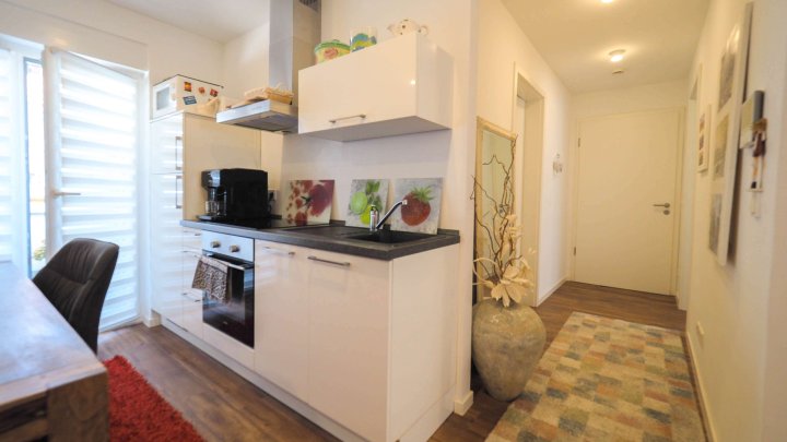 IM STADTZENTRUM - 2-ZKB Wohnung im 1.OG mit Balkon/Fahrstuhl/Einbauküche in ZW
