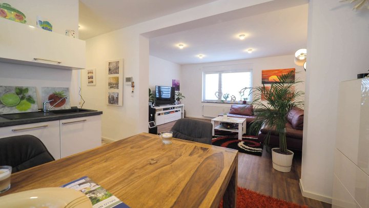IM STADTZENTRUM - 2-ZKB Wohnung im 1.OG mit Balkon/Fahrstuhl/Einbauküche in ZW