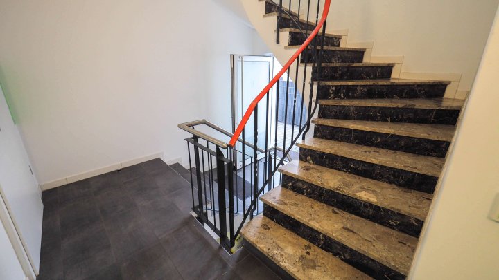 IM STADTZENTRUM - 2-ZKB Wohnung im 1.OG mit Balkon/Fahrstuhl/Einbauküche in ZW