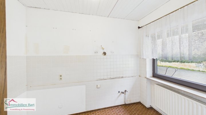 SOFORT VERFÜGBAR: EINFAMILIENHAUS MIT GARAGE UND EIGENEM WALDSTÜCK