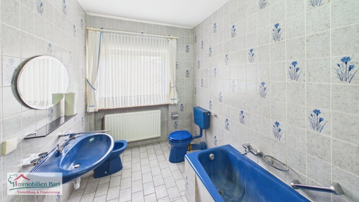 SOFORT VERFÜGBAR: EINFAMILIENHAUS MIT GARAGE UND EIGENEM WALDSTÜCK