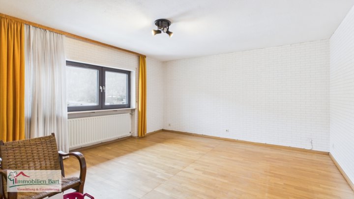 SOFORT VERFÜGBAR: EINFAMILIENHAUS MIT GARAGE UND EIGENEM WALDSTÜCK