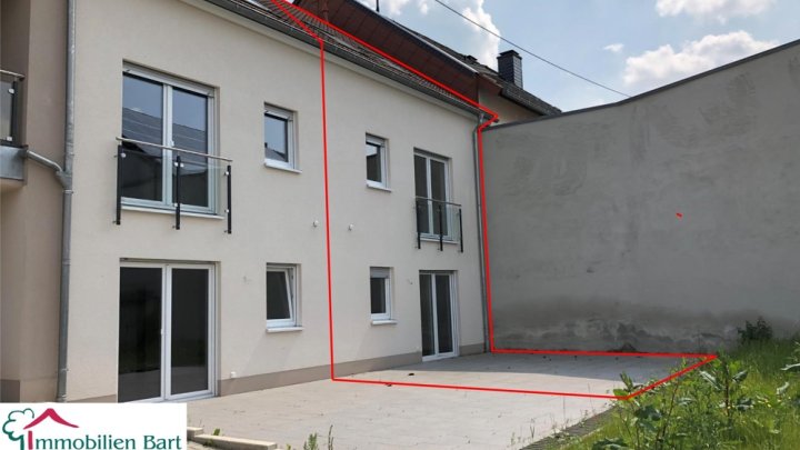 SOFORT VERFÜGBAR: NEUBAU IN SONNIGER LAGE MIT TERRASSE, GARTEN UND GARAGE!