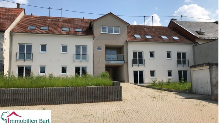 SOFORT VERFÜGBAR: NEUBAU IN SONNIGER LAGE MIT TERRASSE, GARTEN UND GARAGE!