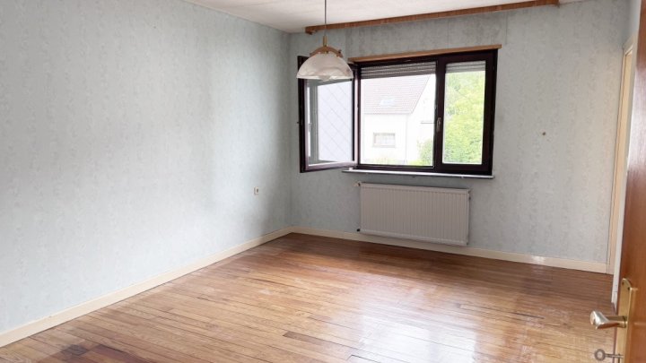 1-2 Fam. Haus  mit kl. Terrasse, Balkon & Garage in Saarbrücken-Ensheim!