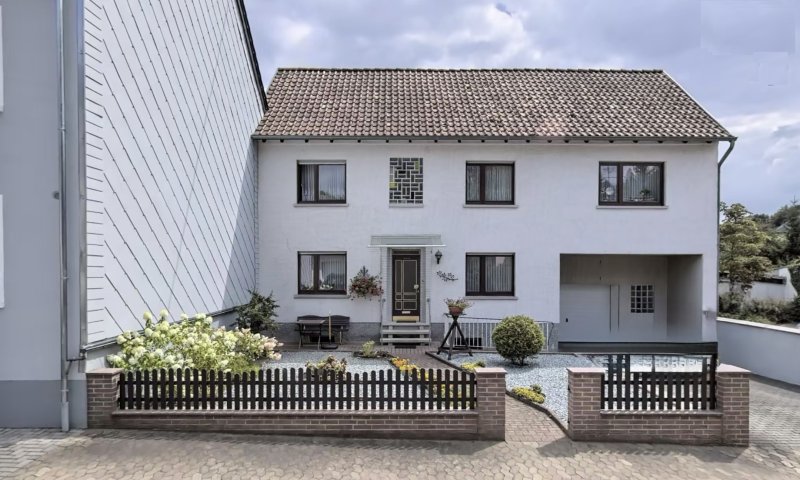 1-2 Fam. Haus  mit kl. Terrasse, Balkon & Garage in Saarbrücken-Ensheim!