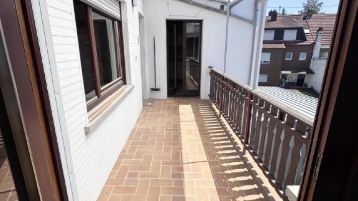 1-2 Fam. Haus  mit kl. Terrasse, Balkon & Garage in Saarbrücken-Ensheim!