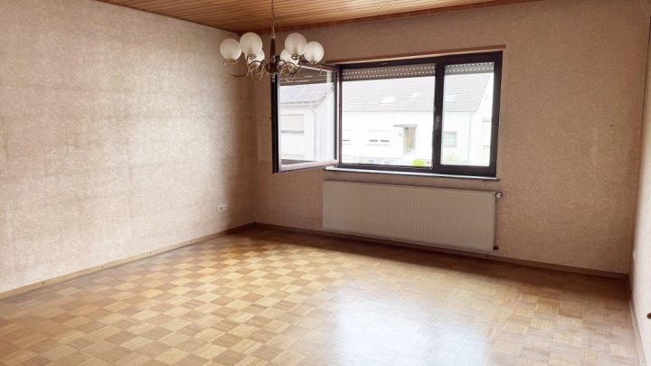 1-2 Fam. Haus  mit kl. Terrasse, Balkon & Garage in Saarbrücken-Ensheim!