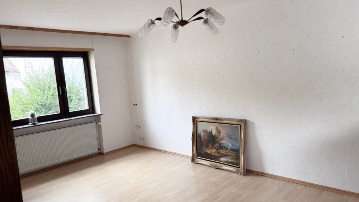 1-2 Fam. Haus  mit kl. Terrasse, Balkon & Garage in Saarbrücken-Ensheim!