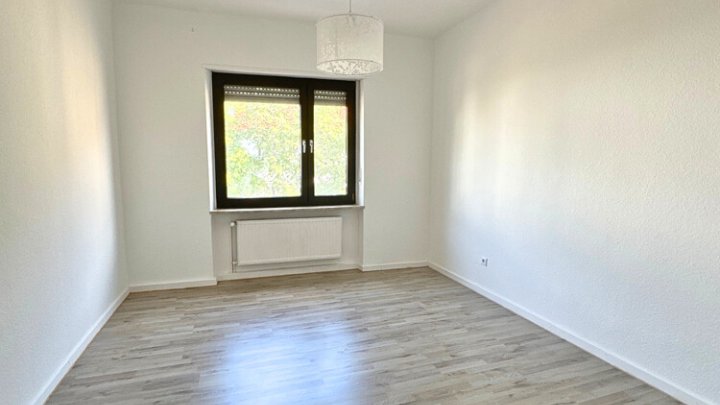 Helle renovierte 4-ZKB Wohnung mit Balkon in verkehrsgünstiger Lage
