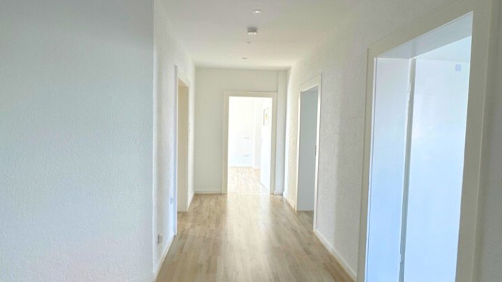 Helle renovierte 4-ZKB Wohnung mit Balkon in verkehrsgünstiger Lage