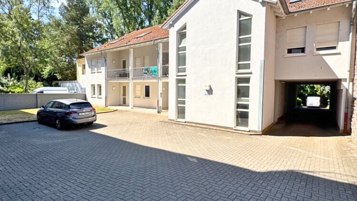 Erstbezug - Sanierte 2-ZKB Erdgeschosswohnung in zentraler Lage