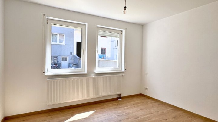Erstbezug - Sanierte 2-ZKB Erdgeschosswohnung in zentraler Lage