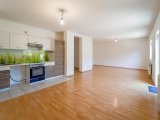 OG Wohn- und Esszimmer mit offener Küche und Zugang zu Terrasse und Garten