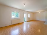 OG Wohn- und Esszimmer mit offener Küche und Zugang zu Terrasse und Garten 4
