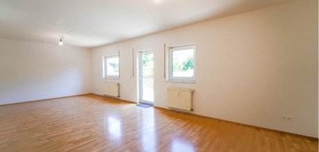 OG Wohn- und Esszimmer mit offener Küche und Zugang zu Terrasse und Garten 2
