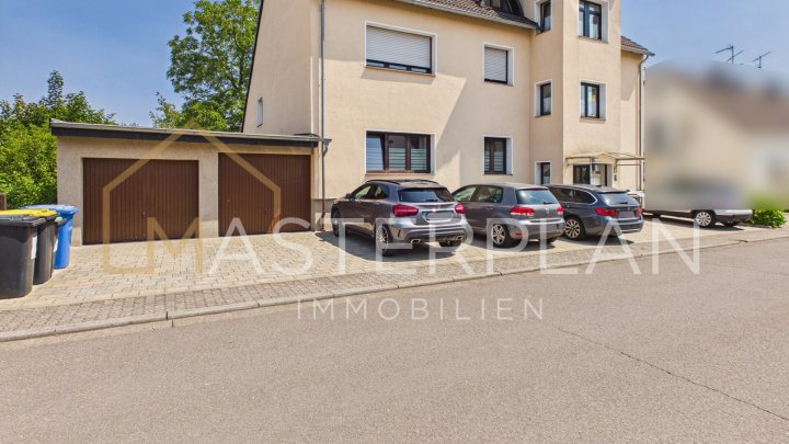 RESERVIERT: Unterfelsberg: Freistehendes Dreifamilienhaus mit 2 Garagen